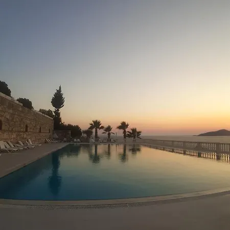Havuzlu Sitede Deniz Manzarali Feriehus Milas