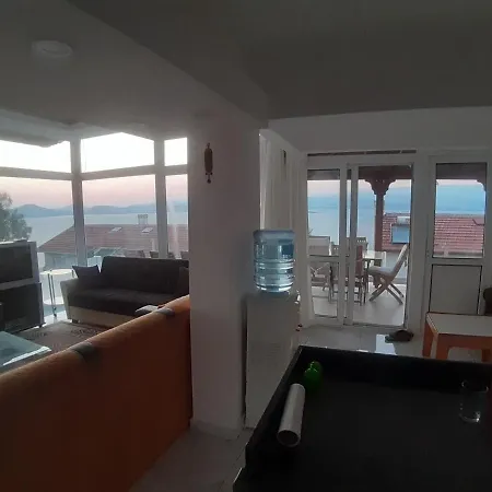 Havuzlu Sitede Deniz Manzarali *